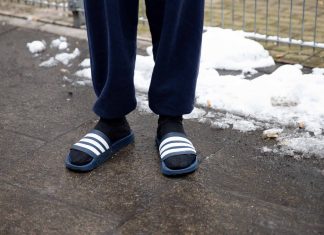 Wegen Witterung: Winternotprogramm länger offen Zu sehen sind Axel Schulzes Beine. Er steht neben Schnee neben der Winternotunterkunft von Fördern & Wohnen AöR in Hammerbrook. Er trägt Socken in Adiletten und eine Jogginghose. Die Unterkunft ist Teil des Winternotprogramm Hamburg