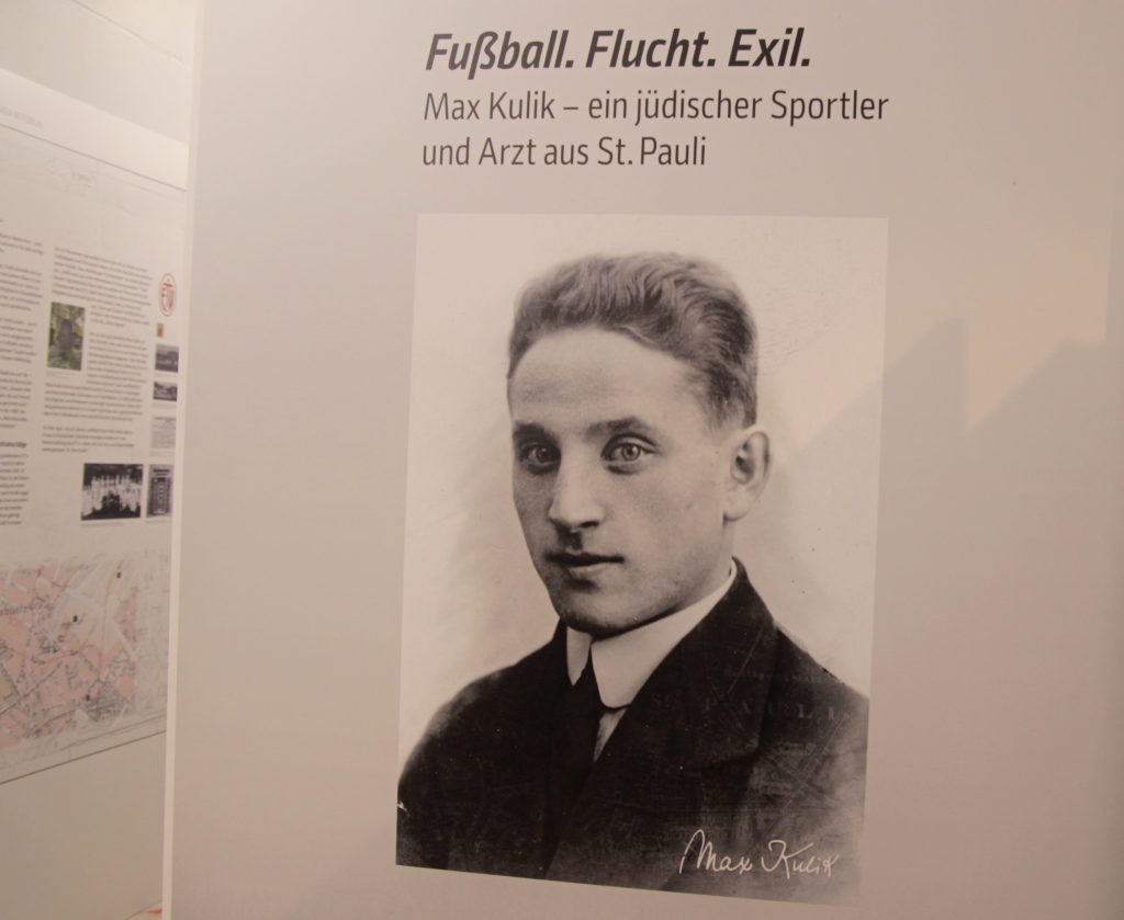 Ein Portraitfoto von einem jungen Mann in schwarz-weiß. Darüber der Schriftzug Fußball. Flucht. Exil. Max Kulig – ein jüdischer Sportler und Arzt aus St. Pauli.