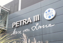 Das DESY forscht an der Zukunft Ein graues Gebäude auf dem Petra III und Max von Laue steht.