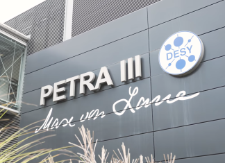 Das DESY forscht an der Zukunft Ein graues Gebäude auf dem Petra III und Max von Laue steht.