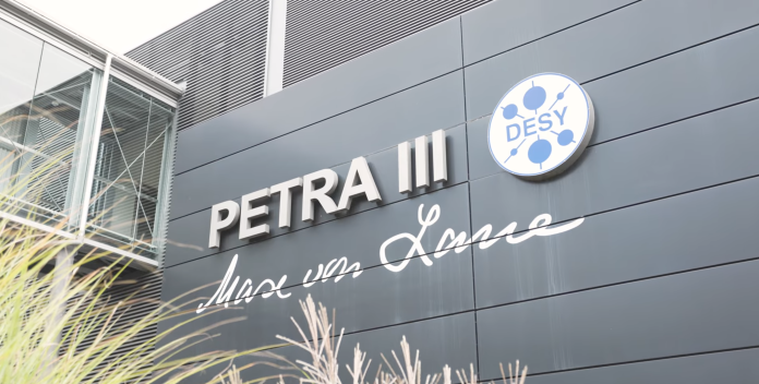 Ein graues Gebäude auf dem Petra III und Max von Laue steht.