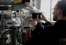 Start-up Labs Bahrenfeld: Wo Forschung zu Unternehmen wird Ekaterina und Erik schießen Ihr Breitbandspektrometer an.