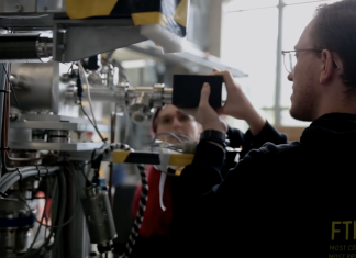 Start-up Labs Bahrenfeld: Wo Forschung zu Unternehmen wird Ekaterina und Erik schießen Ihr Breitbandspektrometer an.