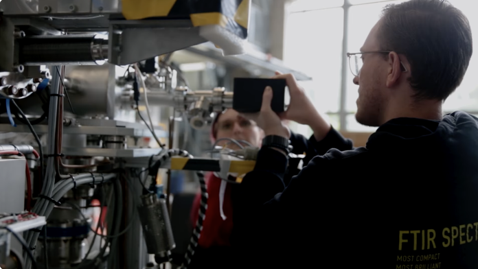 Ekaterina und Erik schießen Ihr Breitbandspektrometer an.