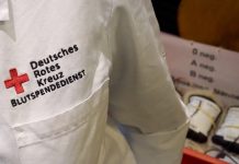 Engpässe bei Blutspende-Vorräten Der Brustberech eines Arztkittels. Zu erkennen sind die Wörter "Deutsches Rotes Kreuz Blutspendedienst" in rot.