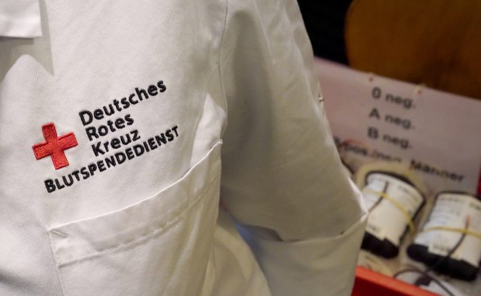 Der Brustberech eines Arztkittels. Zu erkennen sind die Wörter 