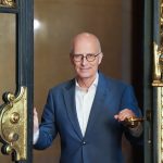 Fertigstellung des Elbtowers bis 2029 Erster Bürgermeister von Hamburg steht in einer Tür auf dem Spiegel im Rathaus. Peter Tschentscher (SPD), Erster Bürgermeister von Hamburg, blickt optimistisch auf die Zukunft des Elbtower
