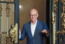 Fertigstellung des Elbtowers bis 2029 Erster Bürgermeister von Hamburg steht in einer Tür auf dem Spiegel im Rathaus. Peter Tschentscher (SPD), Erster Bürgermeister von Hamburg, blickt optimistisch auf die Zukunft des Elbtower