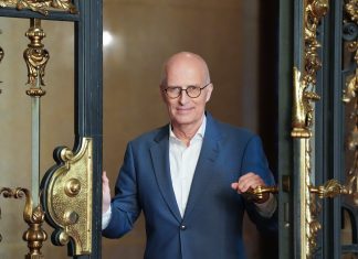 Fertigstellung des Elbtowers bis 2029 Erster Bürgermeister von Hamburg steht in einer Tür auf dem Spiegel im Rathaus. Peter Tschentscher (SPD), Erster Bürgermeister von Hamburg, blickt optimistisch auf die Zukunft des Elbtower