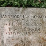 Hakenkreuze auf dem Grab von Helmut Schmidt Grabstein mit Schriftzug Hannelore Loki Schmidt und Helmut Schmidt.