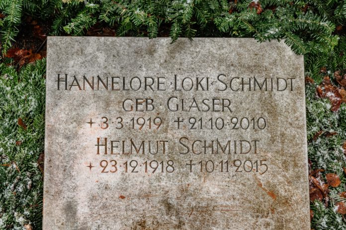 Grabstein mit Schriftzug Hannelore Loki Schmidt und Helmut Schmidt.