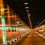 Elbtunnel Teilsperrung sorgt für Verkehrschaos Der Hamburger Elbtunnel. Zwei Fahrstreifen und ein Auto sichtbar mit Verkehrslichtern.