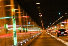 Elbtunnel Teilsperrung sorgt für Verkehrschaos Der Hamburger Elbtunnel. Zwei Fahrstreifen und ein Auto sichtbar mit Verkehrslichtern.