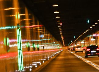 Elbtunnel Teilsperrung sorgt für Verkehrschaos Der Hamburger Elbtunnel. Zwei Fahrstreifen und ein Auto sichtbar mit Verkehrslichtern.