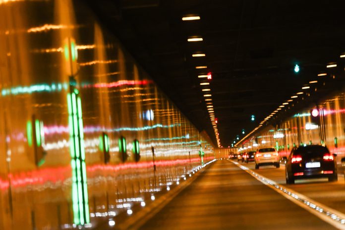 Der Hamburger Elbtunnel. Zwei Fahrstreifen und ein Auto sichtbar mit Verkehrslichtern.