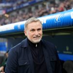 HSV-Aufsichtsrat: Vorwürfe gegen Kuntz Grund für Trennung Ein älterer Mann (Stefan Kuntz) steht vor einem HSV-Banner in einem Fußballstadion.