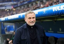 HSV-Aufsichtsrat: Vorwürfe gegen Kuntz Grund für Trennung Ein älterer Mann (Stefan Kuntz) steht vor einem HSV-Banner in einem Fußballstadion.