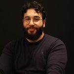 Okan Taşköprü: Ein Leben im Schatten des NSU Ein Mann mit Brille guckt in die Kamera.