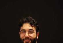 Okan Taşköprü: Ein Leben im Schatten des NSU Ein Mann mit Brille guckt in die Kamera.