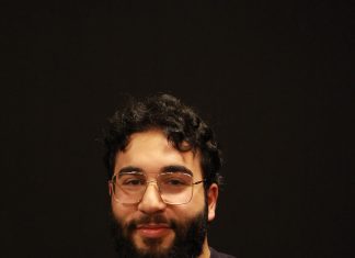 Okan Taşköprü: Ein Leben im Schatten des NSU Ein Mann mit Brille guckt in die Kamera.