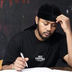 Der ignorierte Krieg Mohamed sitzt nachdenklich an einem Tisch und macht sich Notizen.