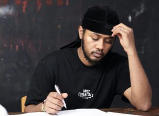 Der ignorierte Krieg Mohamed sitzt nachdenklich an einem Tisch und macht sich Notizen.