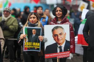 Menschen stehen auf einer Demonstration.