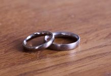 Hamburg sagte 2024 öfter: Ja, ich will! Zwei Eheringe liegen auf einem Holztisch.