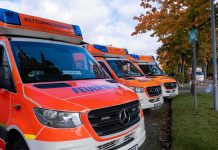 Hinter den Kulissen eines simulierten Ernstfalls Auf dem Bild sind die vorderen Teile von drei Rettungswägen zu sehen. Sie sind parallell nebeneinander geparkt. Auf der Kühlerhaube steht jeweils Feuerwehr, auf dem Sirenenblock steht Rettungsdienst.