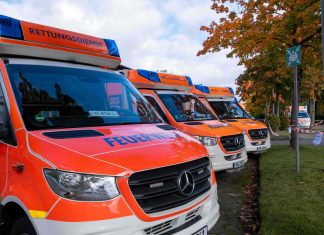 Hinter den Kulissen eines simulierten Ernstfalls Auf dem Bild sind die vorderen Teile von drei Rettungswägen zu sehen. Sie sind parallell nebeneinander geparkt. Auf der Kühlerhaube steht jeweils Feuerwehr, auf dem Sirenenblock steht Rettungsdienst.