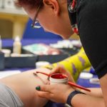 Geschminkte Verletzung am Bein