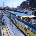 Nach Sturmtief „Elli“: Glatteis durch „Gunda“ Der Metronom fährt am Bahnhof los. Es liegt Schnee.