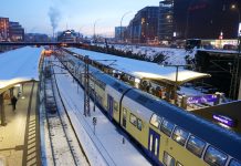 Nach Sturmtief „Elli“: Glatteis durch „Gunda“ Der Metronom fährt am Bahnhof los. Es liegt Schnee.