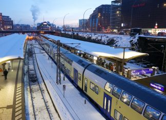 Nach Sturmtief „Elli“: Glatteis durch „Gunda“ Der Metronom fährt am Bahnhof los. Es liegt Schnee.
