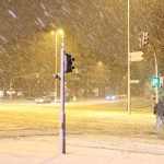 Hamburg im Schneetreiben Schnee fällt in der Dunkelheit. Das Sturmtief "Elli" droht Hamburg zum Erliegen zu bringen.