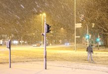 Hamburg im Schneetreiben Schnee fällt in der Dunkelheit. Das Sturmtief "Elli" droht Hamburg zum Erliegen zu bringen.
