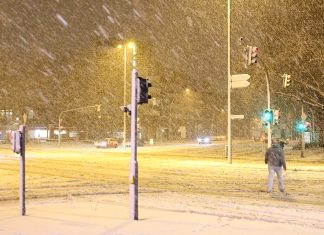 Hamburg im Schneetreiben Schnee fällt in der Dunkelheit. Das Sturmtief "Elli" droht Hamburg zum Erliegen zu bringen.