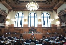 Hamburg will AfD-Verbotsverfahren prüfen lassen Der Bürgschaftssaal in Hamburg während einer Sitzung.