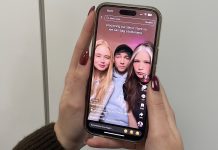 Der Slavic Stare: Doof statt Deep Ein Handy wid hochgehalten.