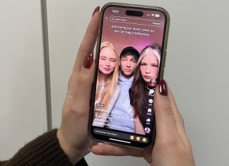 Der Slavic Stare: Doof statt Deep Ein Handy wid hochgehalten. Darauf sind 3 Jugendliche in einem TikTok Video zu sehen.