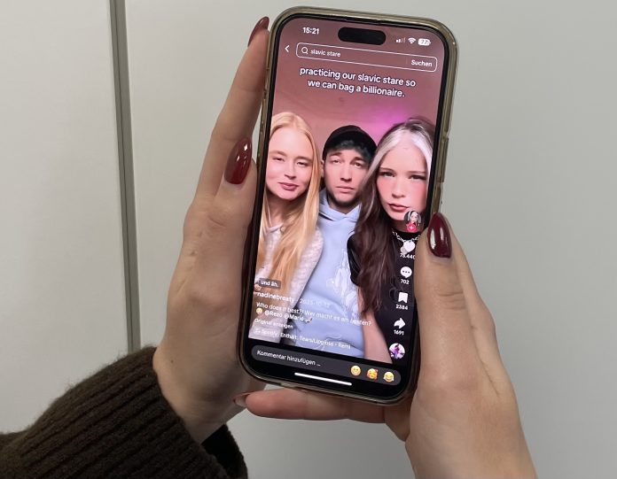 Ein Handy wid hochgehalten.