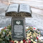 Ramazan Avcı: Von Skinheads ermordet Gedenkstein von Ramazan Avci mit Rosen drumherum.