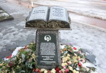 Ramazan Avcı: Von Skinheads ermordet Gedenkstein von Ramazan Avci mit Rosen drumherum.