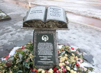 Ramazan Avcı: Von Skinheads ermordet Gedenkstein von Ramazan Avci mit Rosen drumherum.