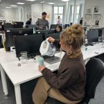 Marie H. kümmert sich um die Wasserversorgung des Newsrooms.