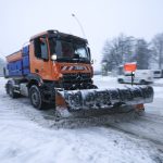 Erst Schneesturm, dann Tauwetter, dann Verkehrschaos: Was kommt jetzt? Ein Räum-und Streufahrzeug schiebt Schnee von einer Straße.