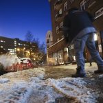 Streusalzverbot für zwei Wochen aufgehoben Person geht im Dunkeln durch den Schnee.