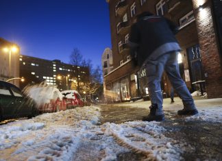 Streusalzverbot für zwei Wochen aufgehoben Person geht im Dunkeln durch den Schnee.