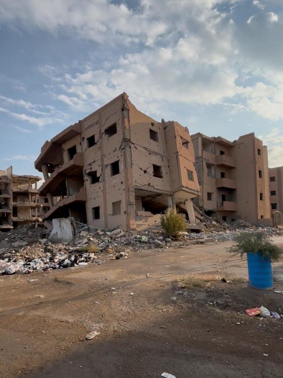 Ein vollständig zerstörtes Gebäude.