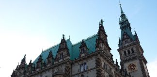Internationaler Nordsee-Gipfel in Hamburg Das Hamburger Rathaus mit blauem Himmel.